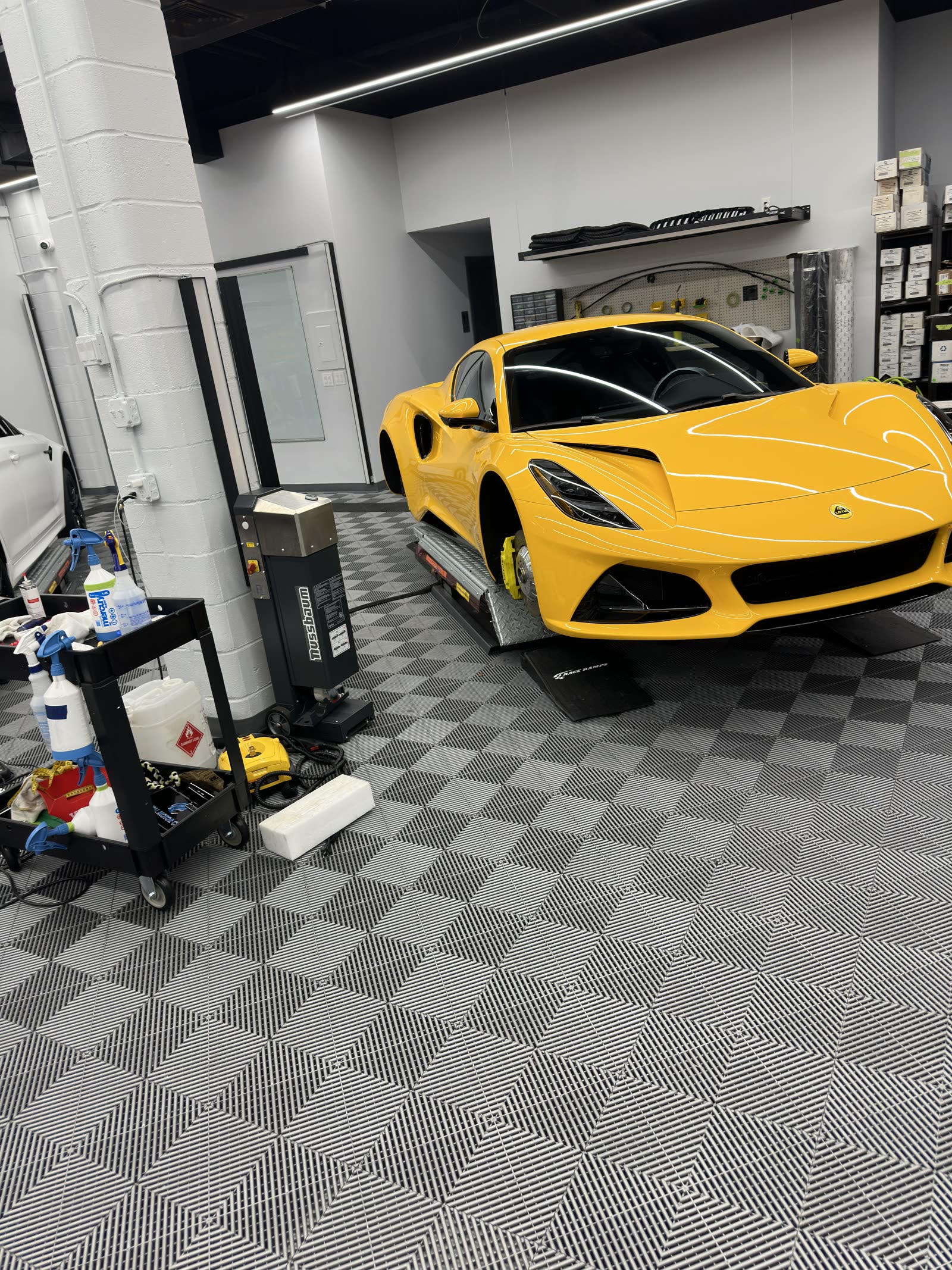Жёлтый Lotus Emira в студии