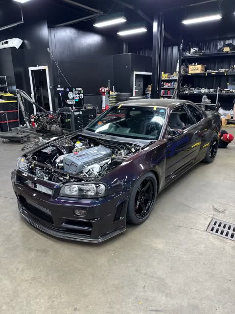 Nissan Skyline GT-R R34 в фиолетовом цвете