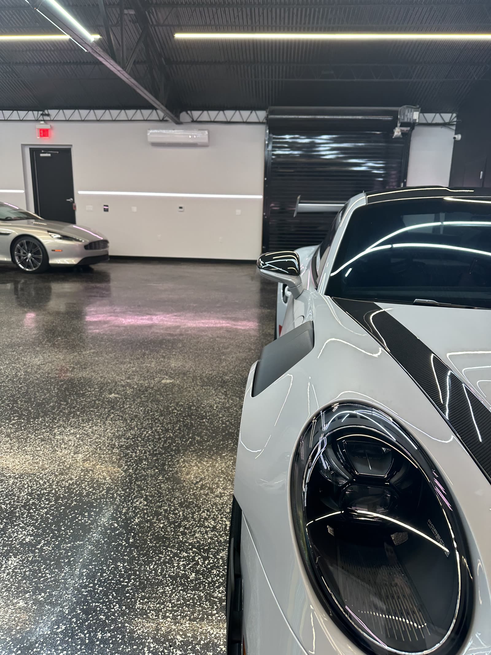 Porsche 911 GT3 RS и Aston Martin в студии