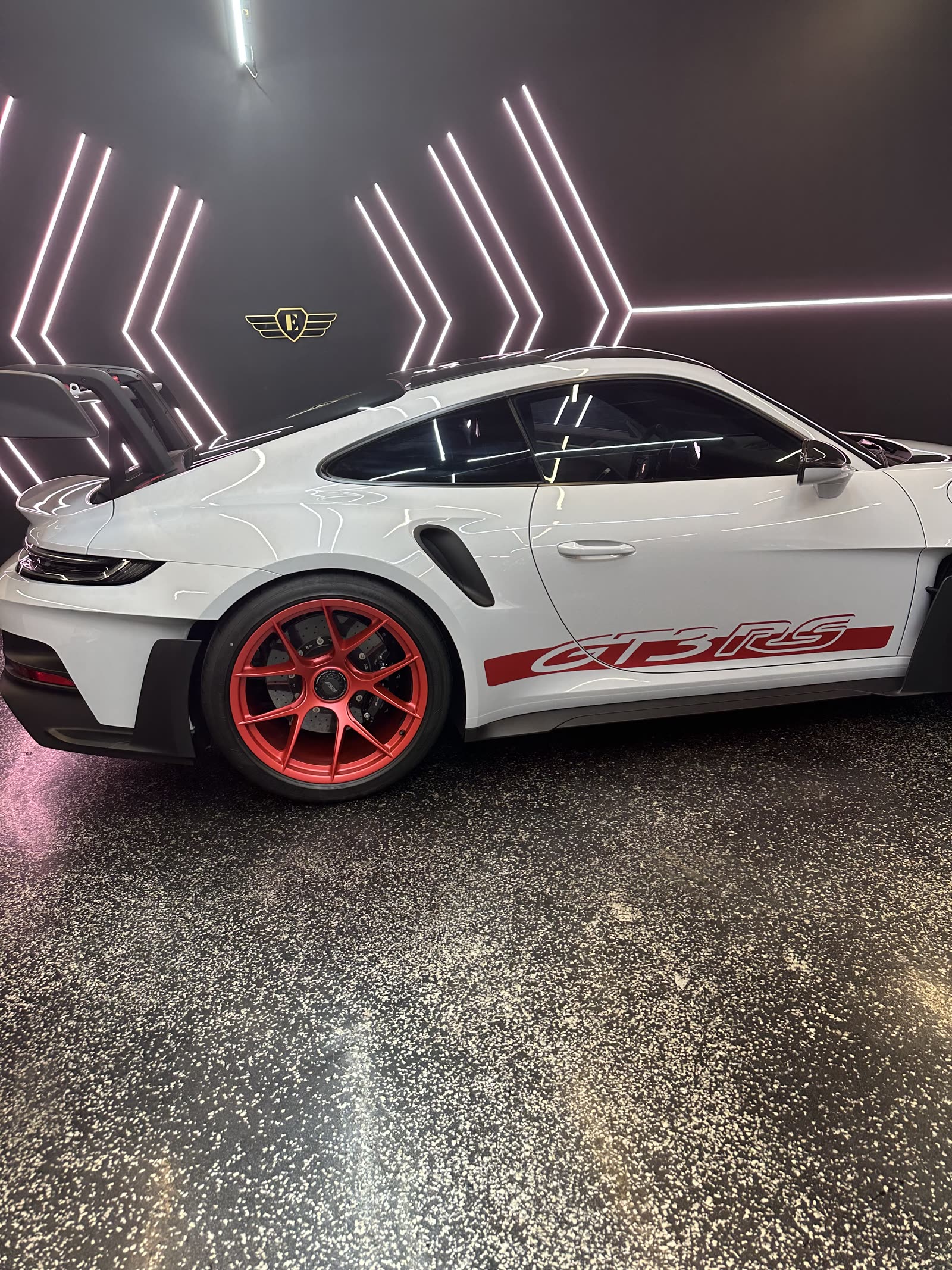 Porsche 911 GT3 RS в защитной плёнке в студии