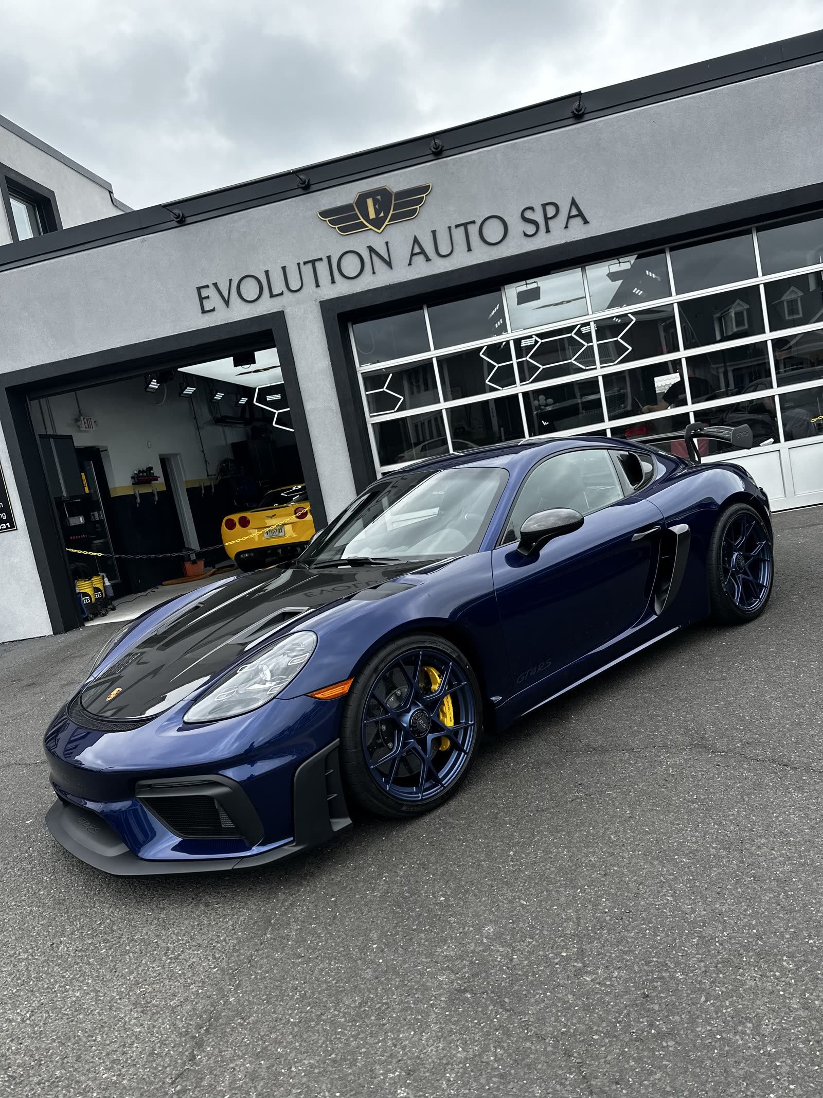 Porsche 718 Cayman GT4 RS у студии