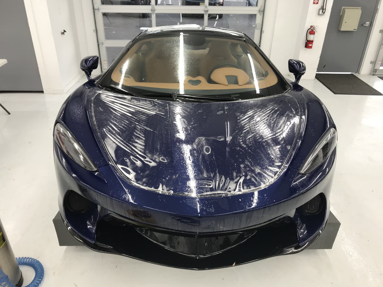 McLaren GT с нанесённой бронеплёнкой на капоте
